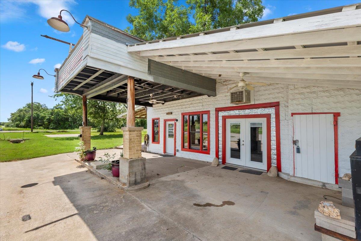 277 Old Highway 20 E, Paige, TX 78659