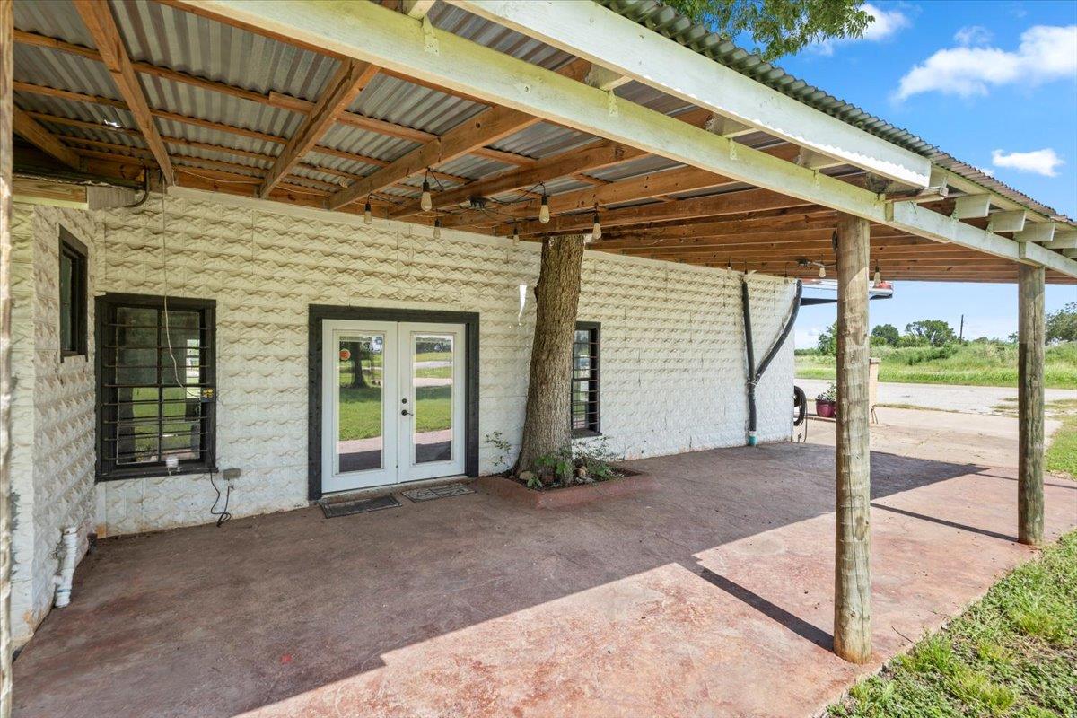 277 Old Highway 20 E, Paige, TX 78659
