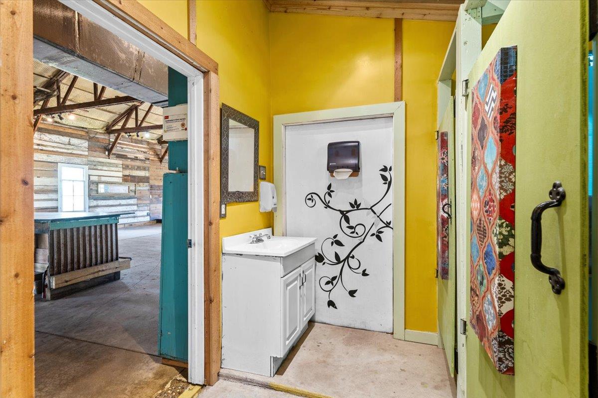 277 Old Highway 20 E, Paige, TX 78659