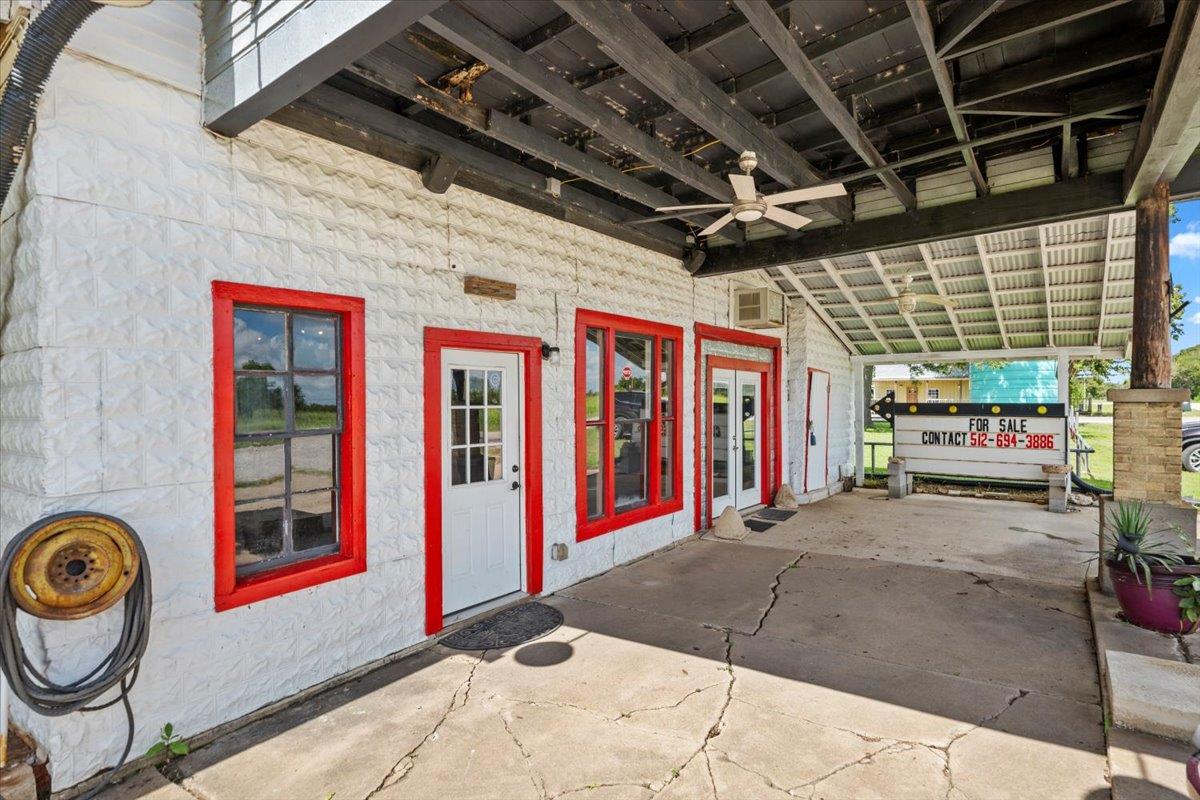 277 Old Highway 20 E, Paige, TX 78659