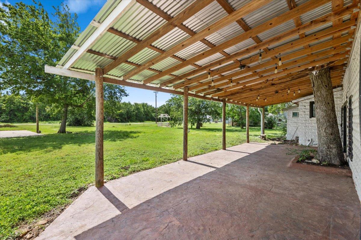 277 Old Highway 20 E, Paige, TX 78659