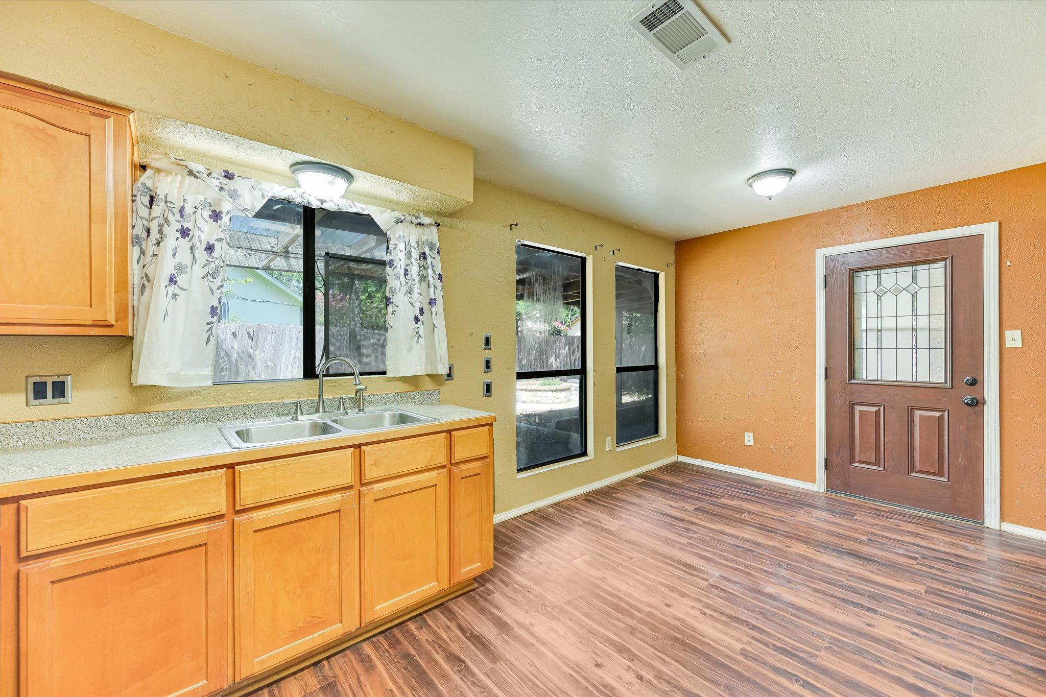 1800 Tamra Ct, Round Rock, TX 78681