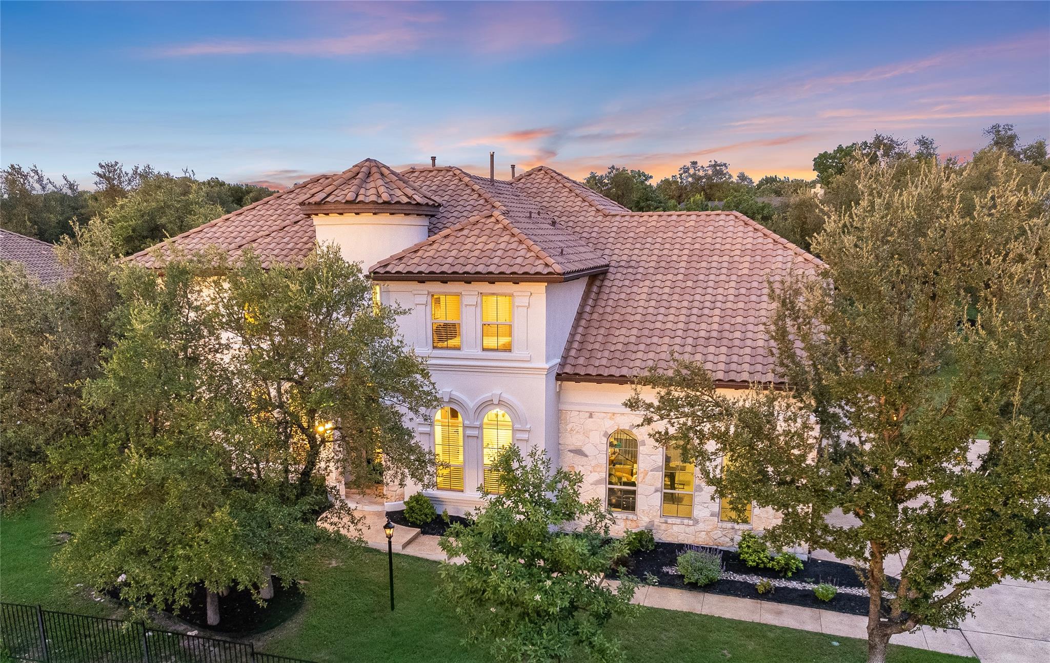 804 Rough Hollow Dr, Lakeway, TX 78734
