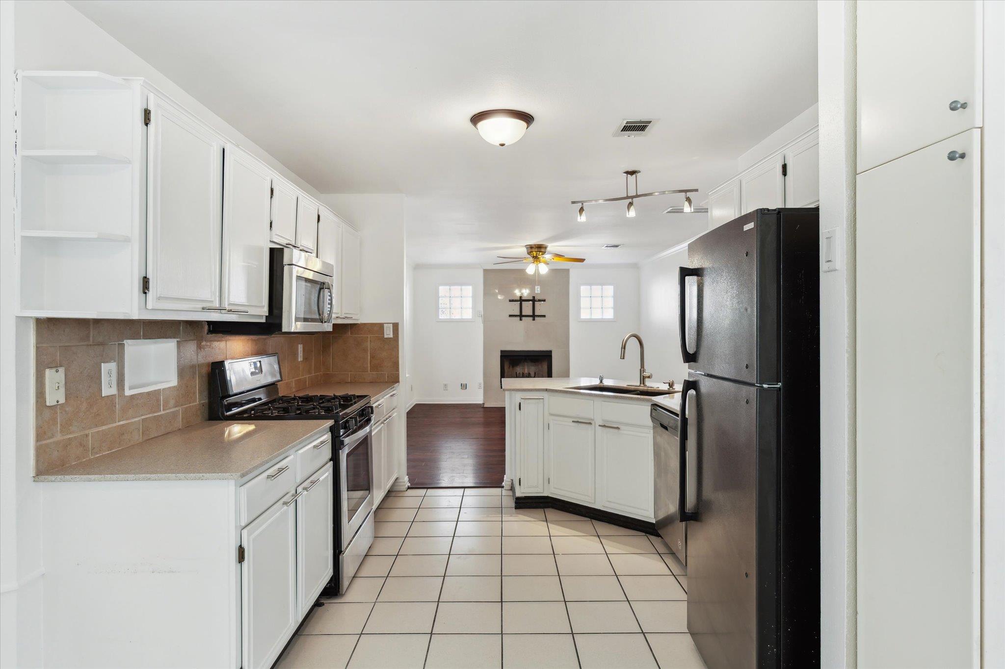 1102 Crestview St, Round Rock, TX 78681