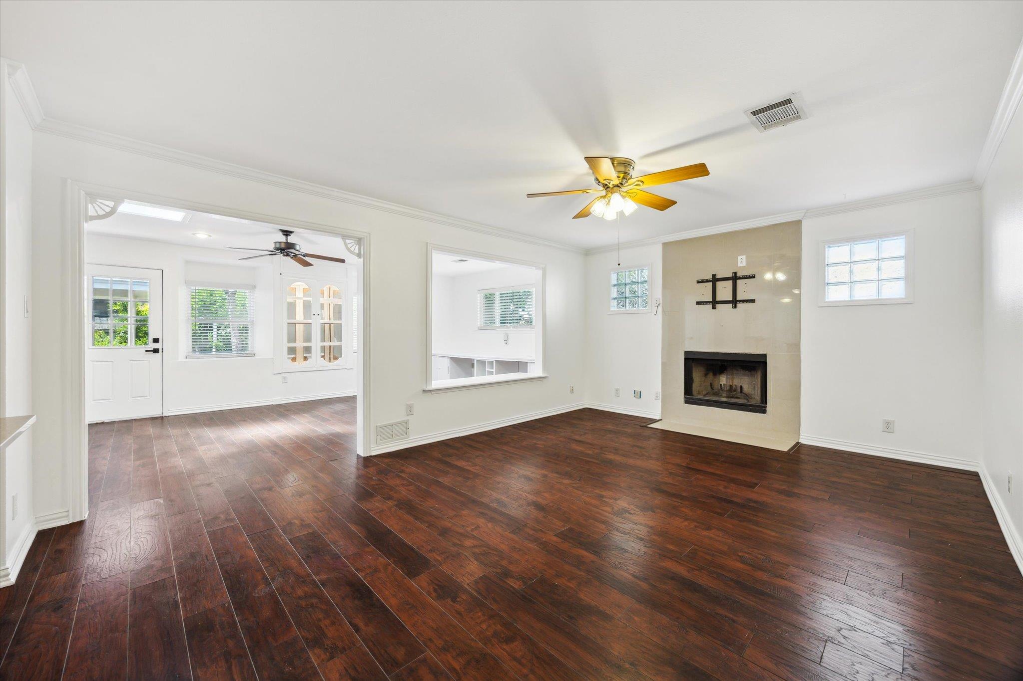 1102 Crestview St, Round Rock, TX 78681