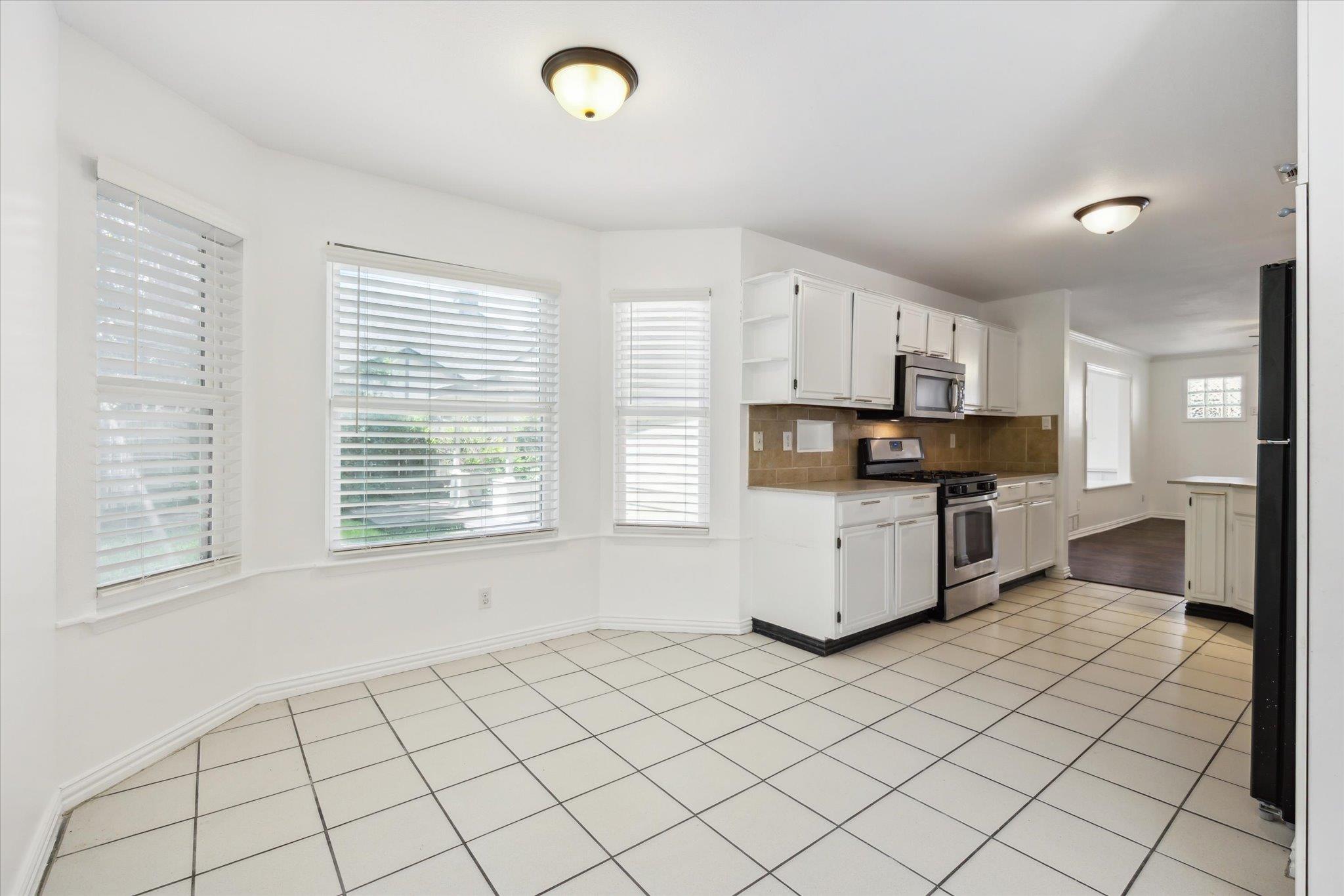 1102 Crestview St, Round Rock, TX 78681