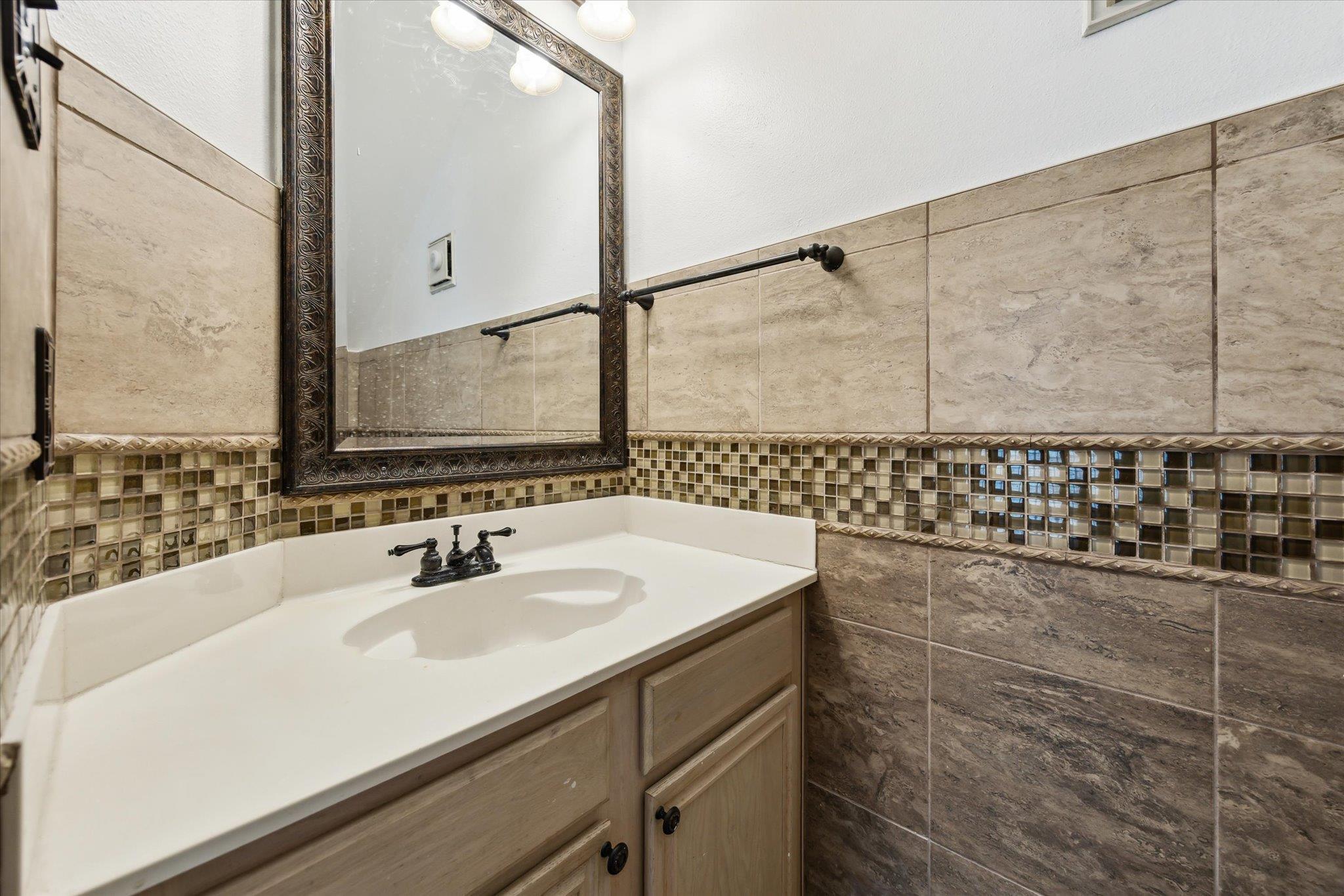 1102 Crestview St, Round Rock, TX 78681
