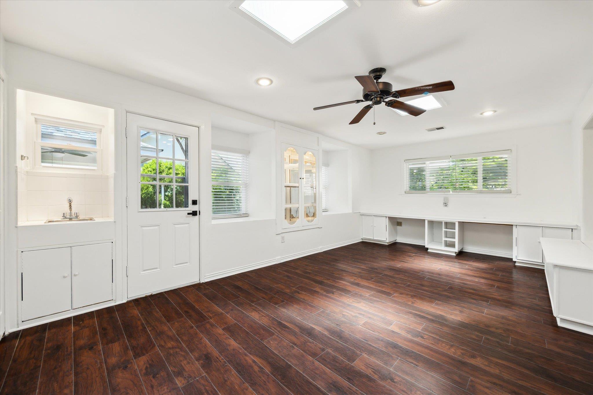 1102 Crestview St, Round Rock, TX 78681