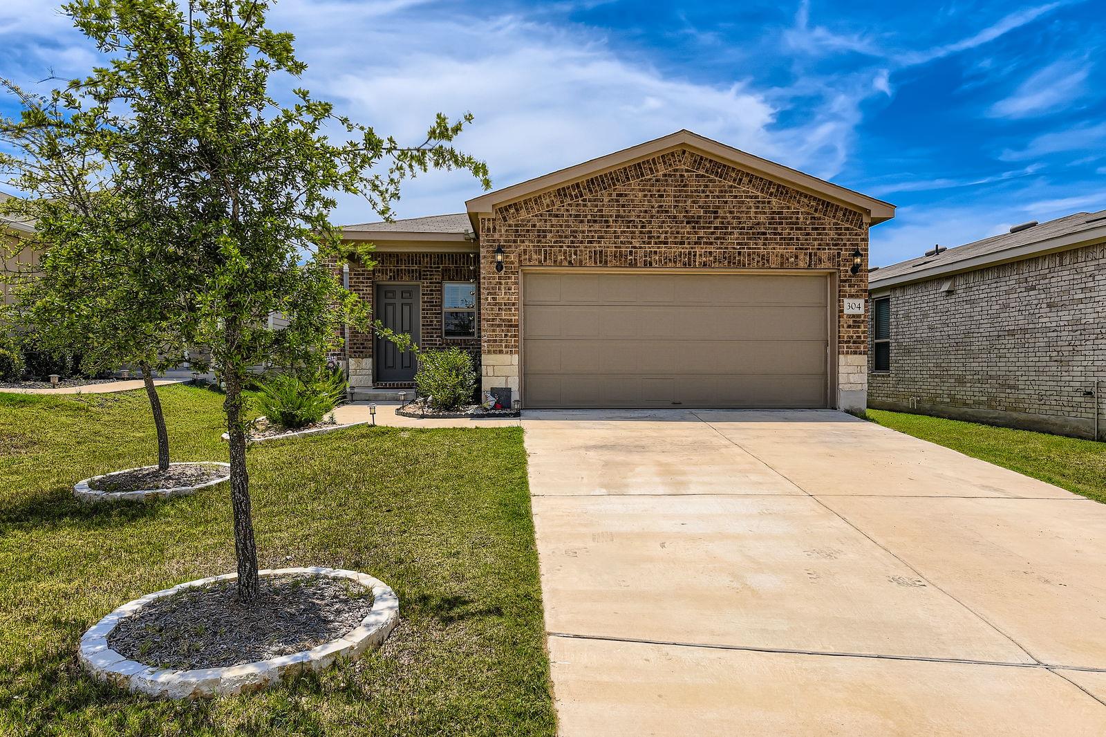 304 Stone Water Ln, Jarrell, TX 76537
