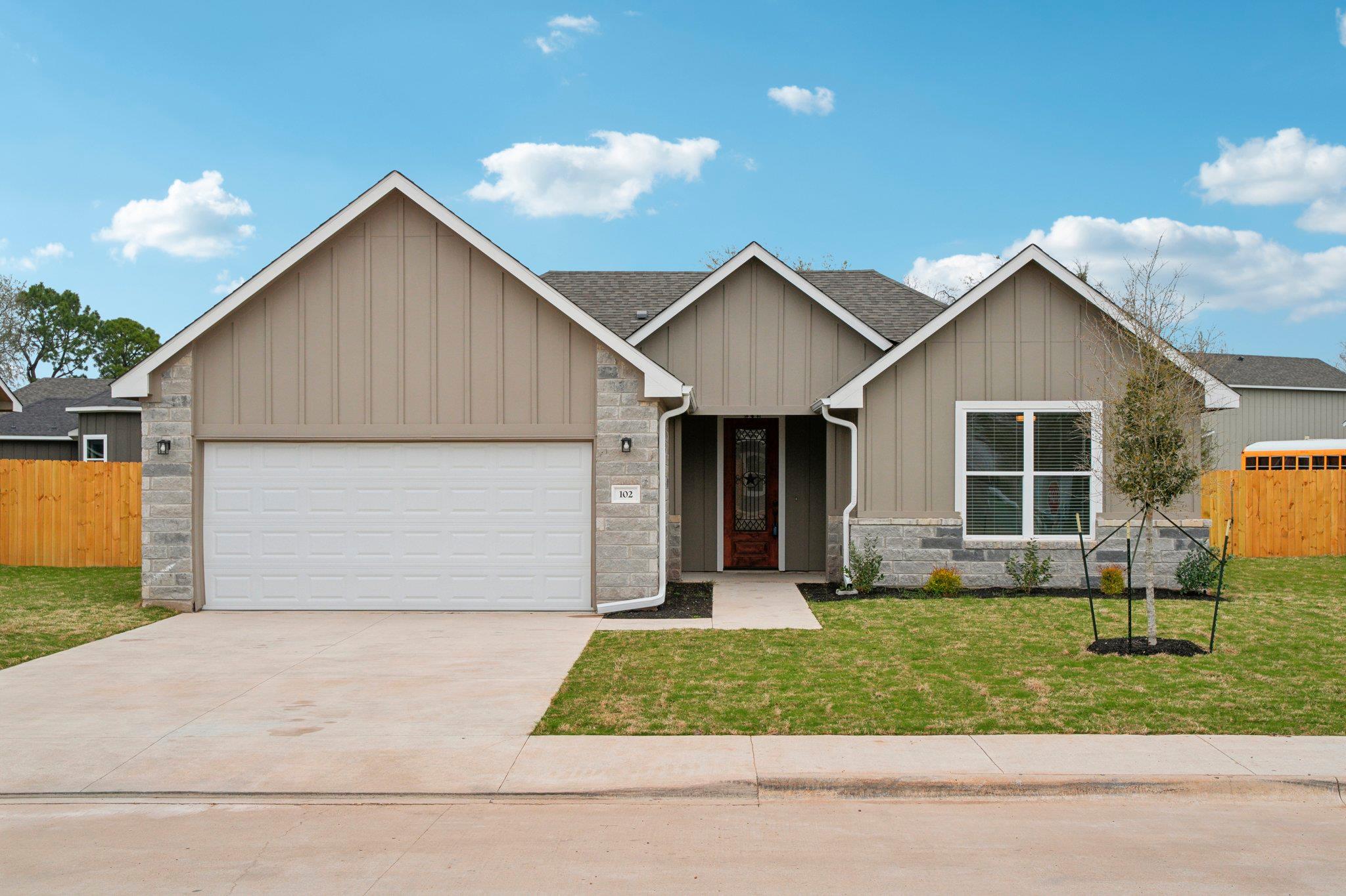 102 Callie St, Smithville, TX 78957