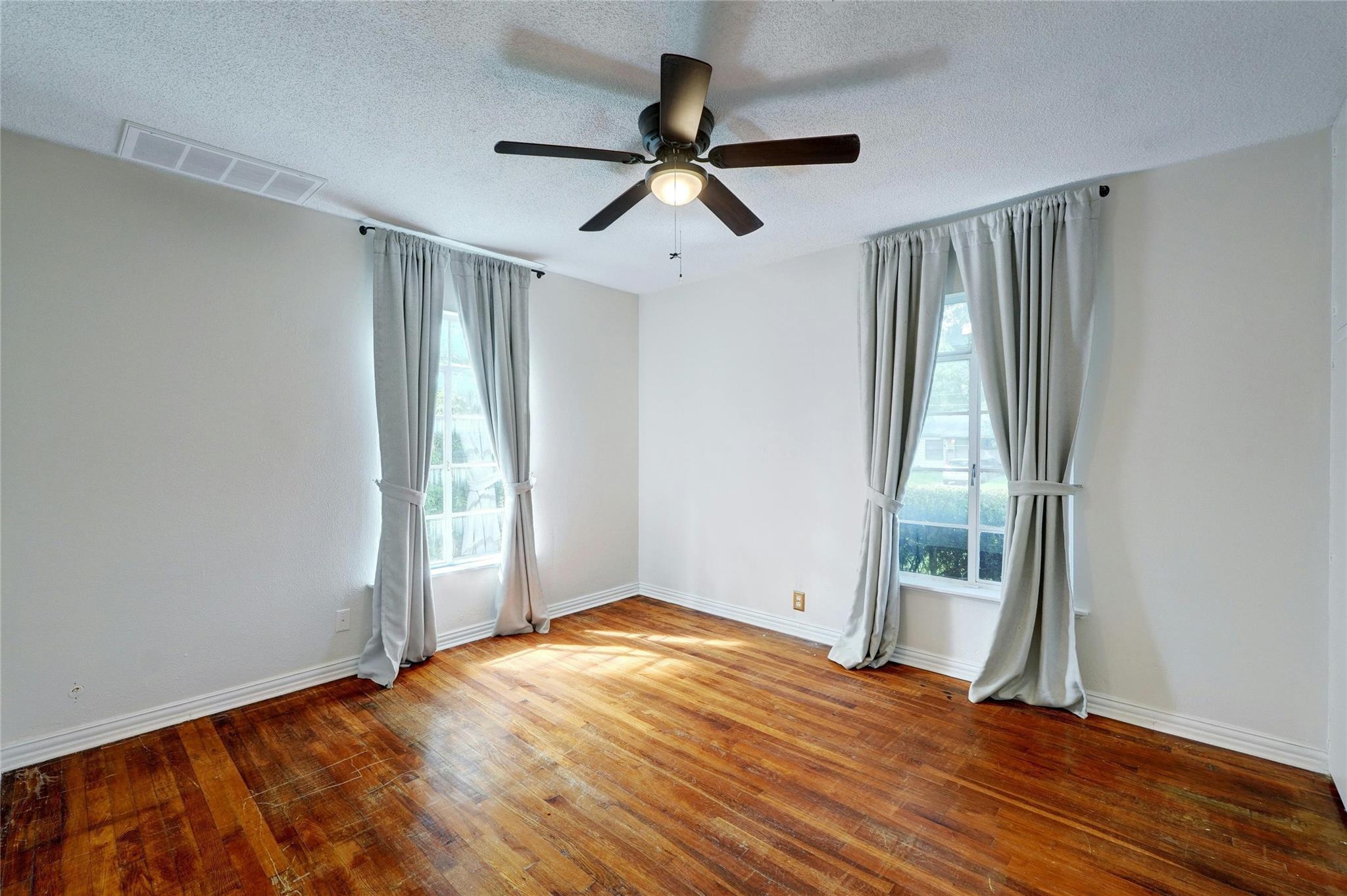 904 E 55th 1/2 St, Austin, TX 78751