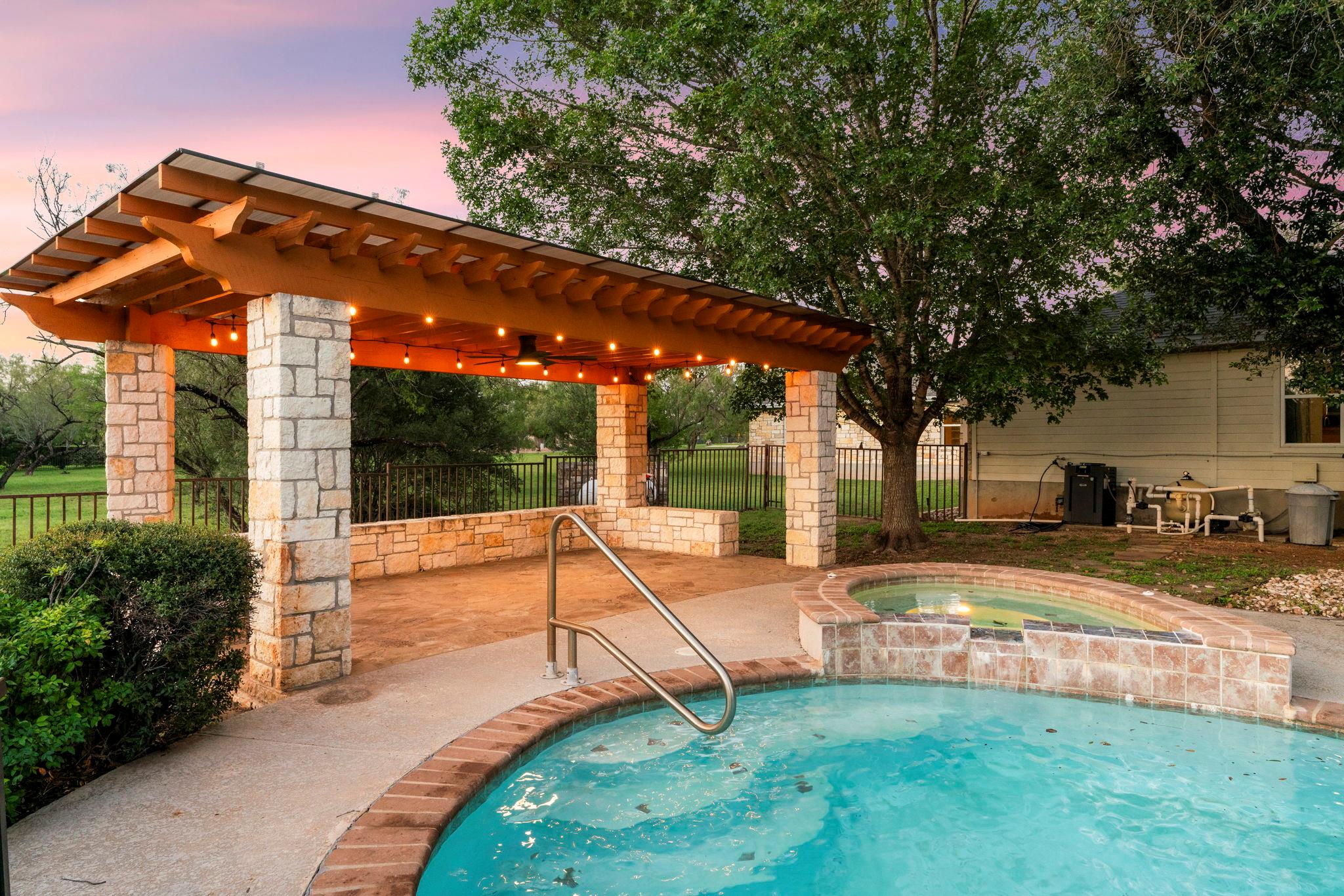 1237 Ridge Harbor Dr, Spicewood, TX 78669