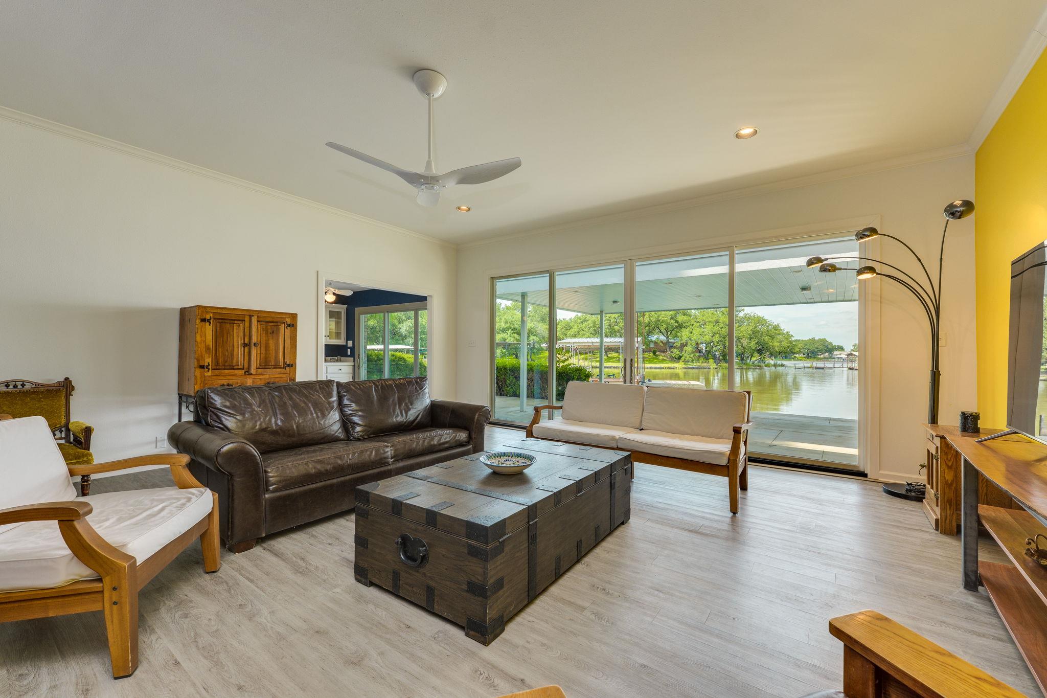 214 Island Lodges Dr, Buchanan Dam, TX 78609