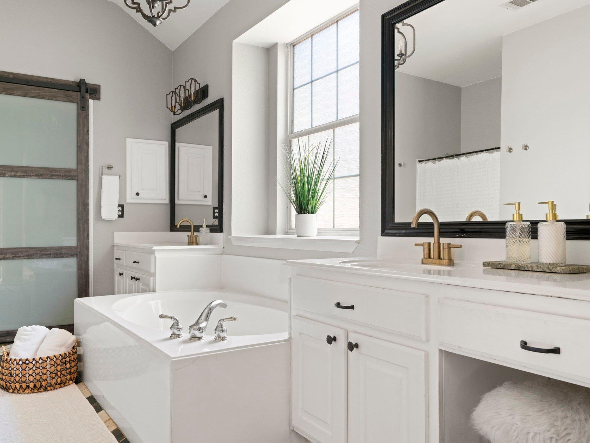 11800 Yarbrough Dr, Austin, TX 78748