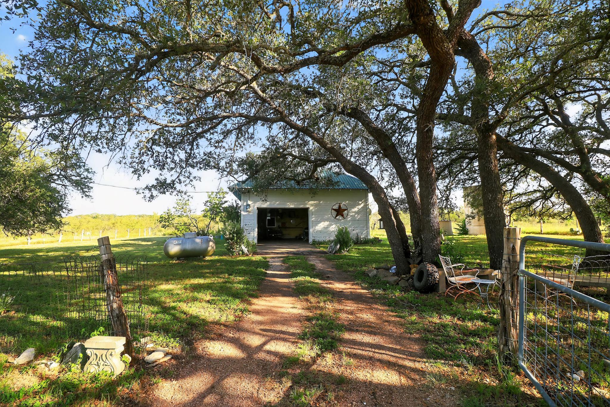 950 Ater Ranch Est, Bertram, TX 78605