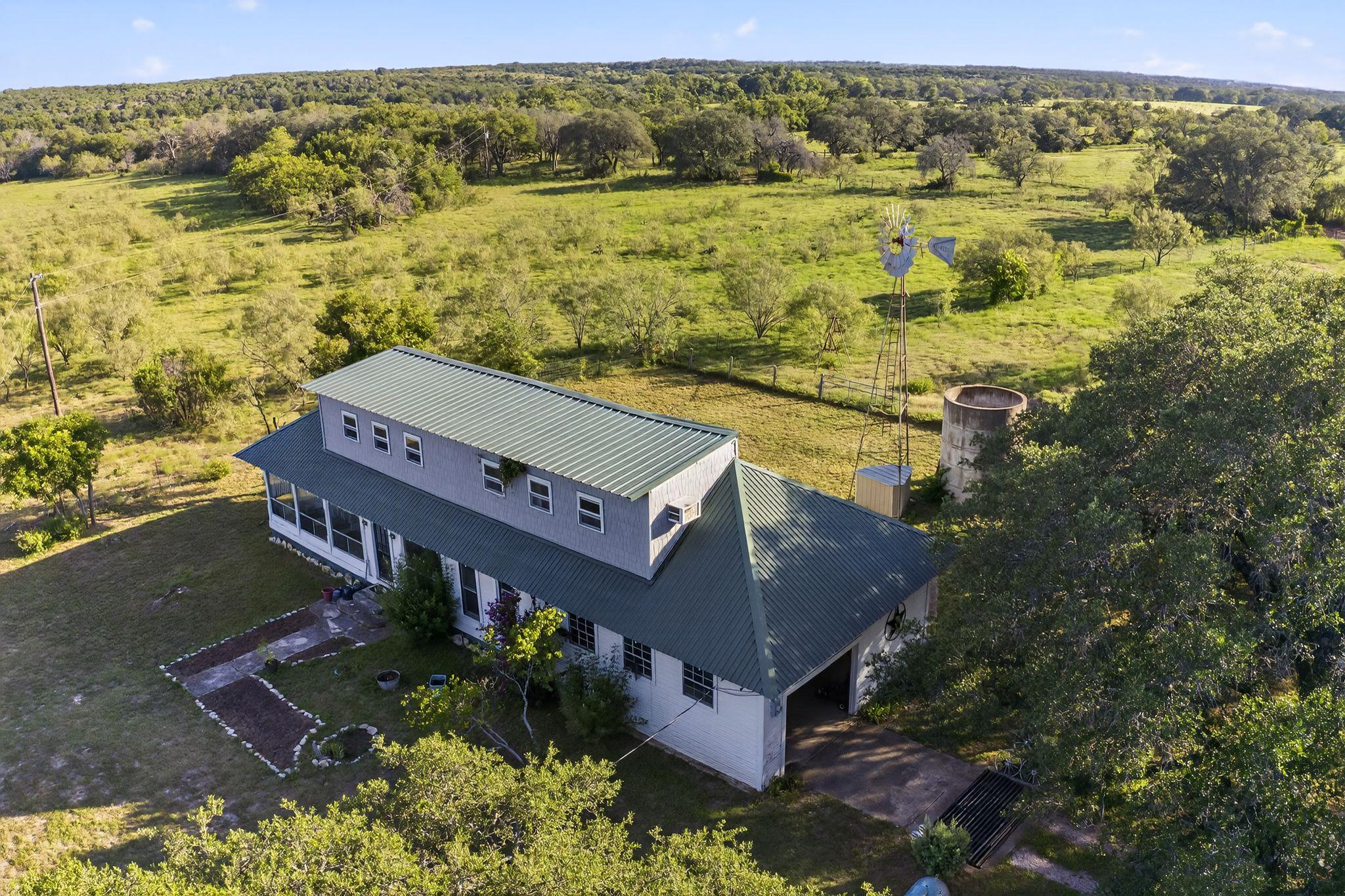 950 Ater Ranch Est, Bertram, TX 78605