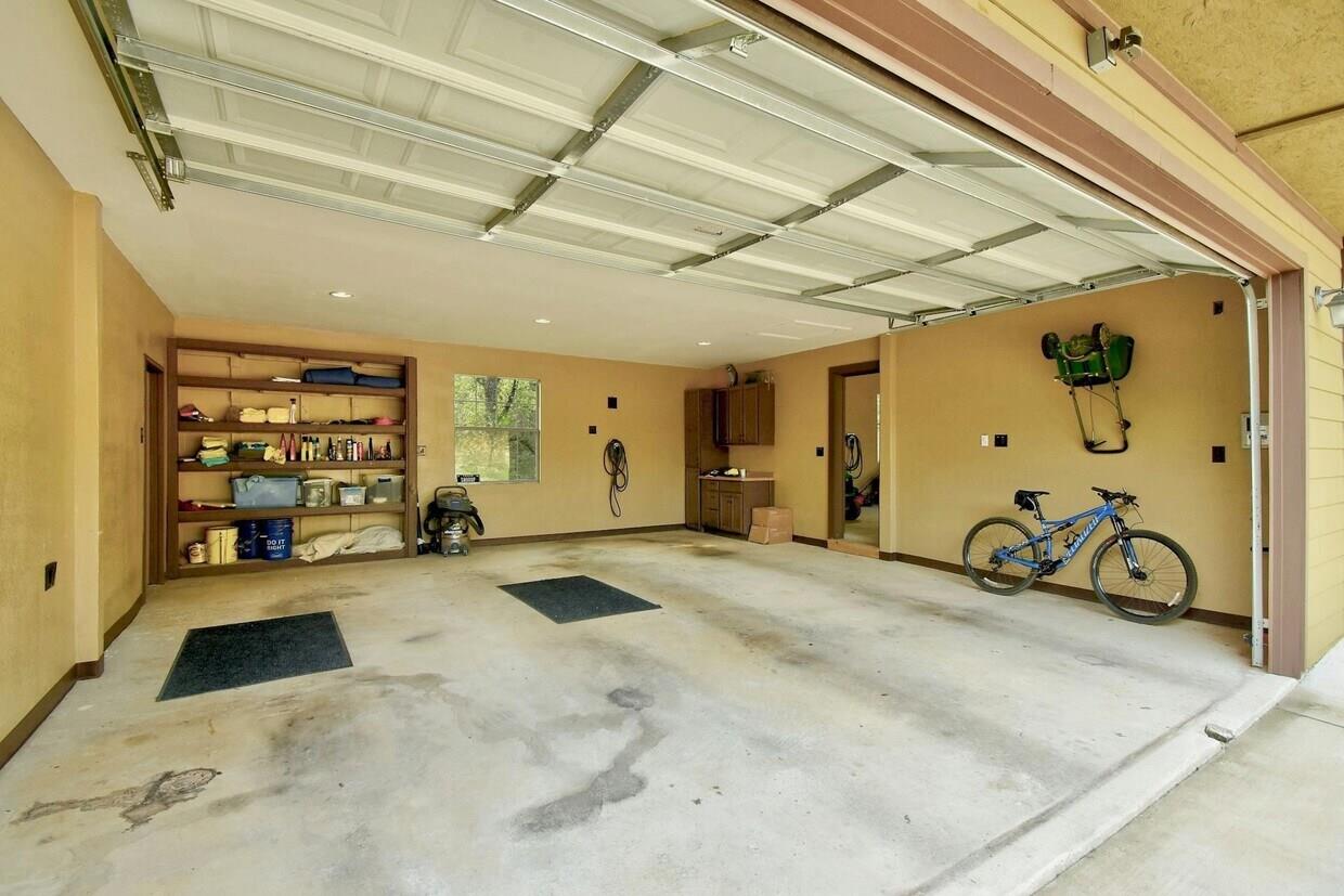 21201 Kathy Ln, Spicewood, TX 78669