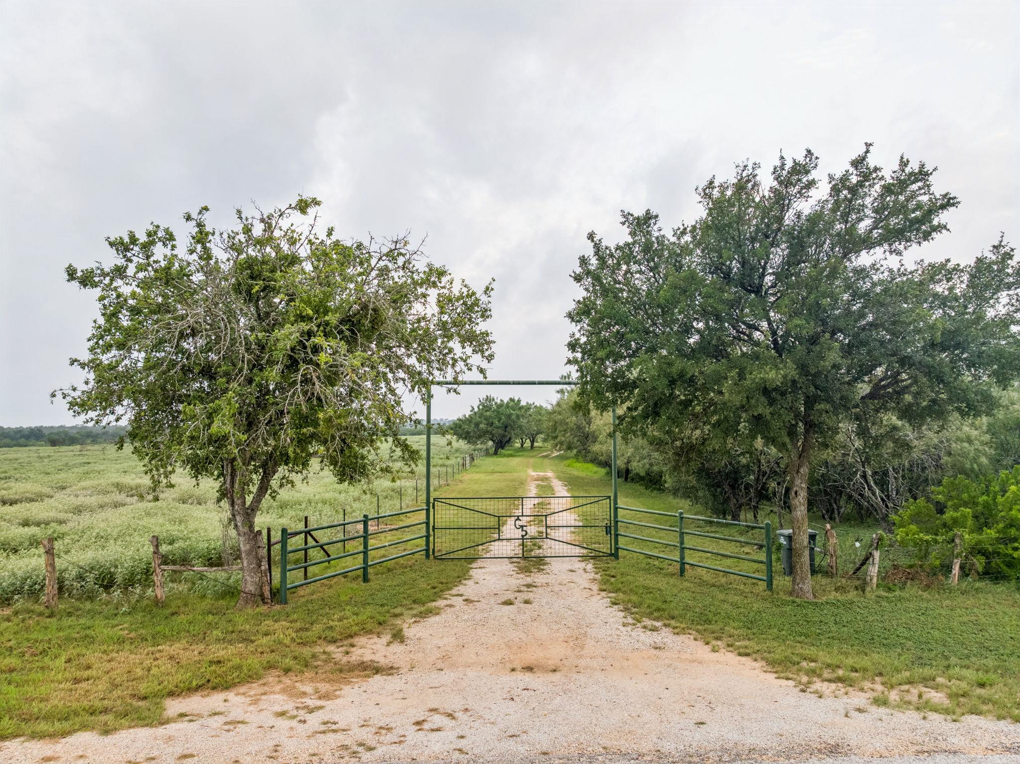 9611 Wilke Rd, Kingsbury, TX 78638