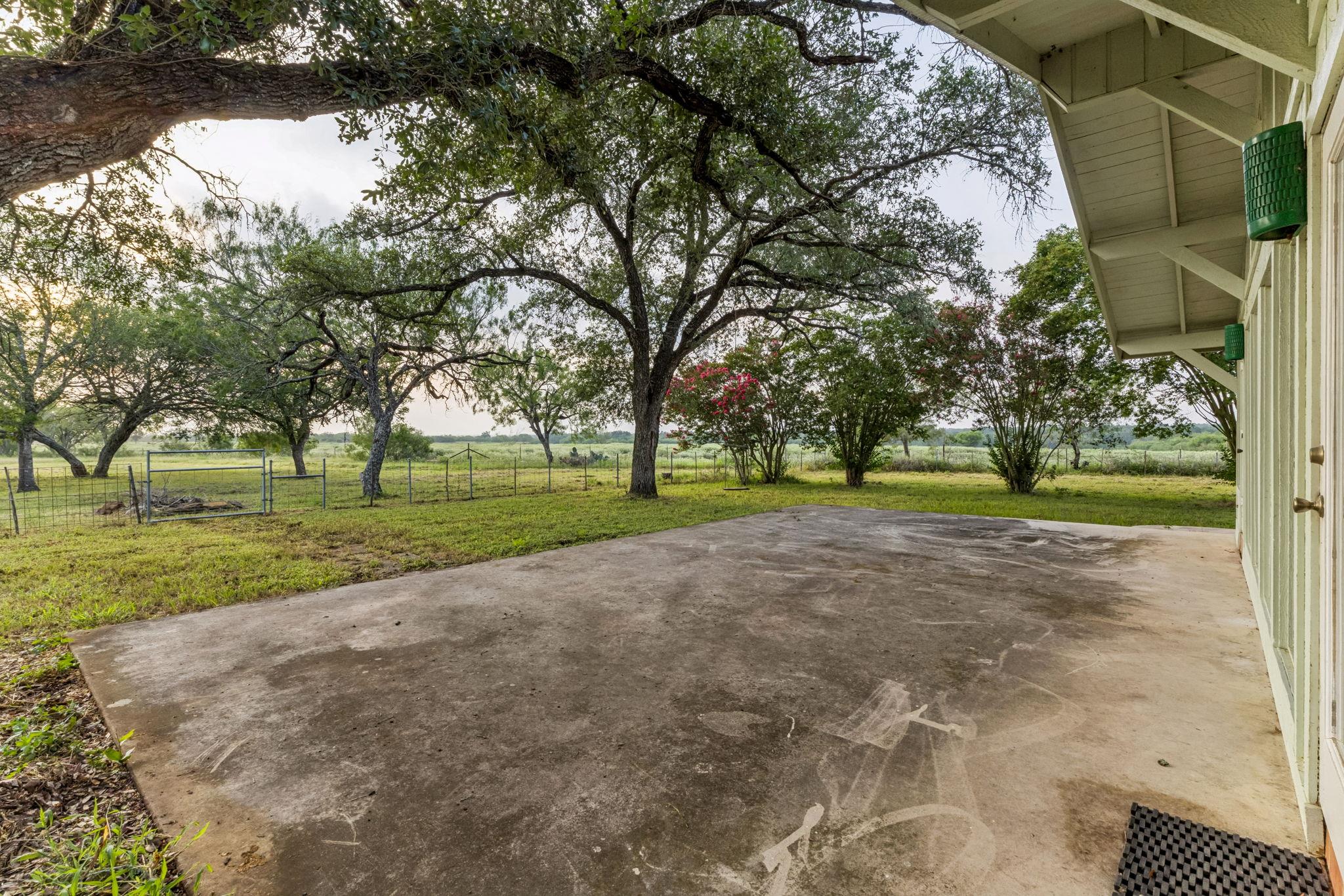 9611 Wilke Rd, Kingsbury, TX 78638