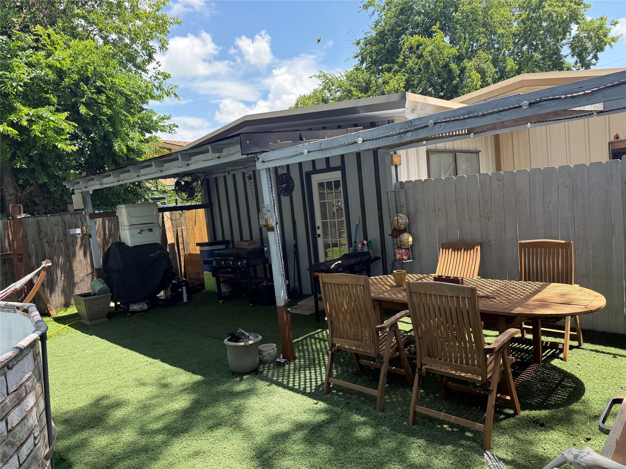 1609 Laurel St, Taylor, TX 76574