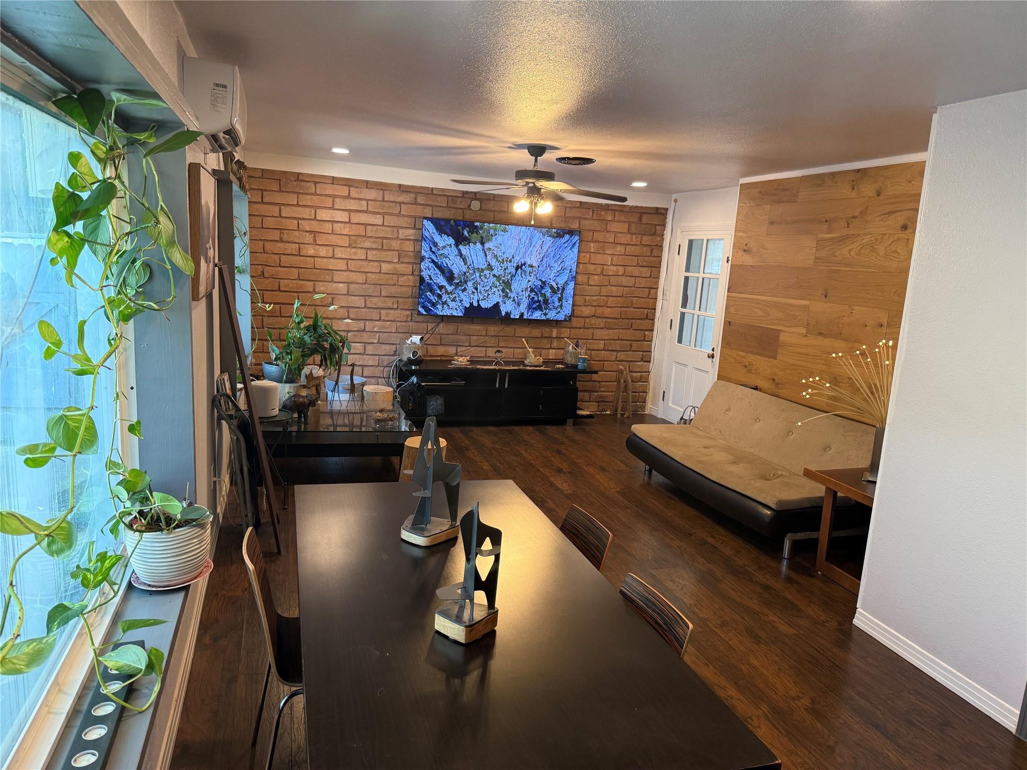 1609 Laurel St, Taylor, TX 76574