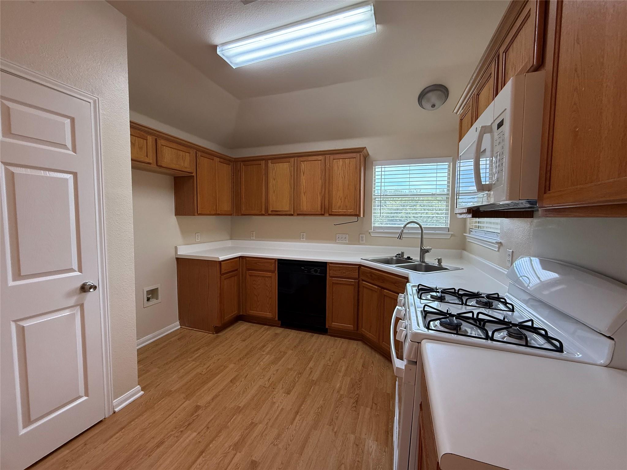 110 Little Lake Rd, Hutto, TX 78634