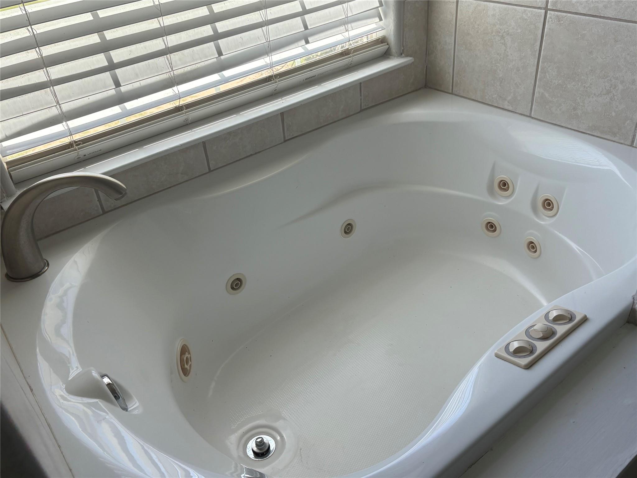 18678 Champions Cir, Point Venture, TX 78645