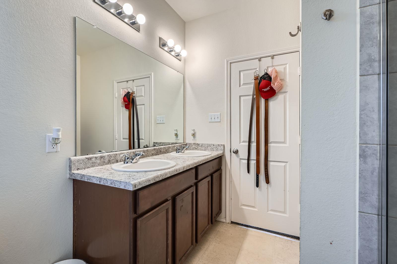 175 Eves Necklace Dr, Buda, TX 78610