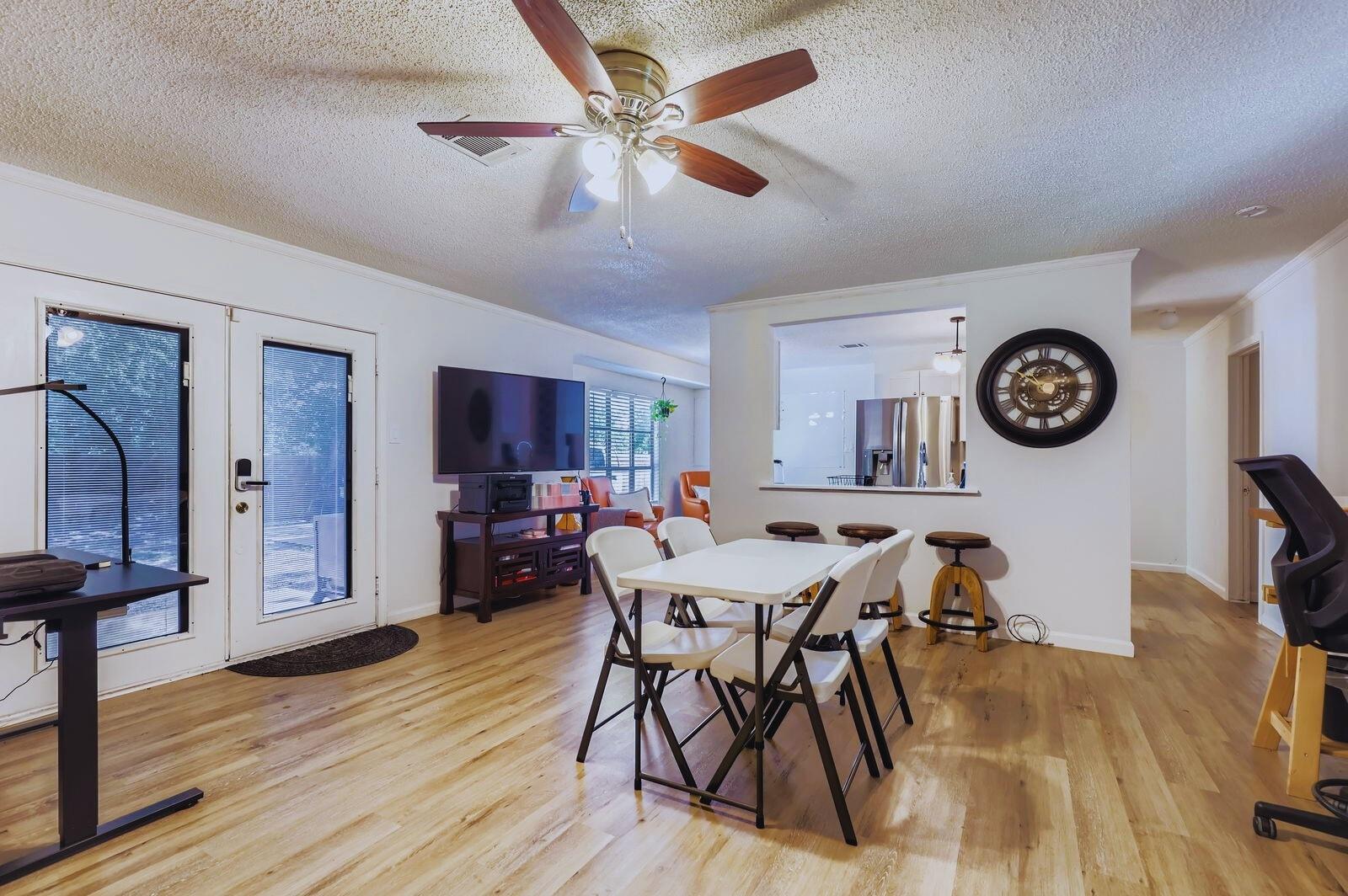 108 W Austin Ave, Hutto, TX 78634