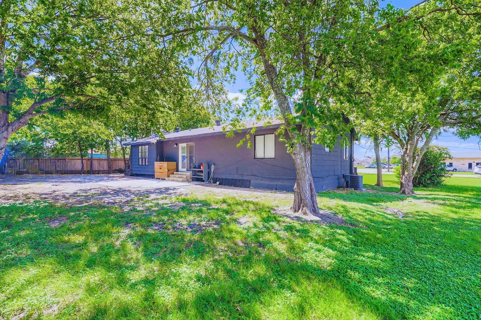 108 W Austin Ave, Hutto, TX 78634