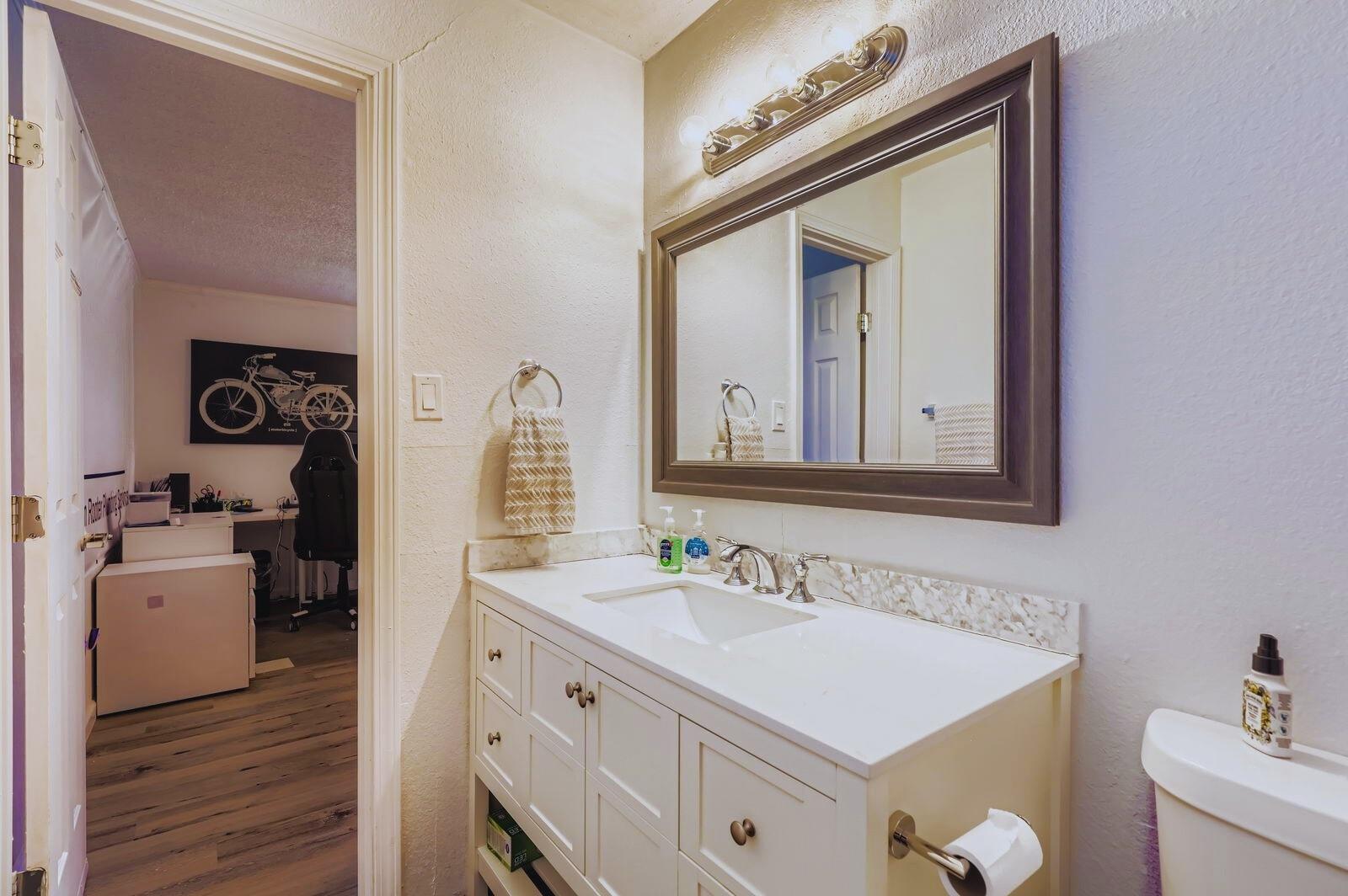 108 W Austin Ave, Hutto, TX 78634