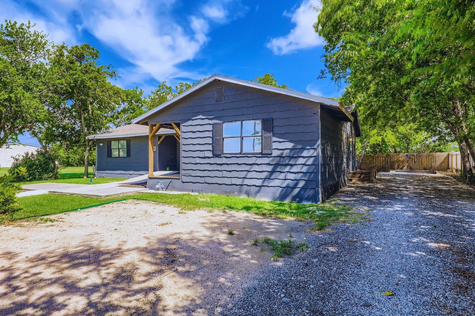 108 W Austin Ave, Hutto, TX 78634