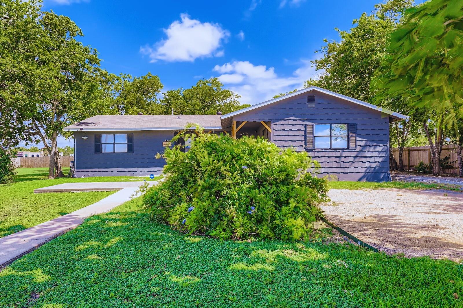 108 W Austin Ave, Hutto, TX 78634
