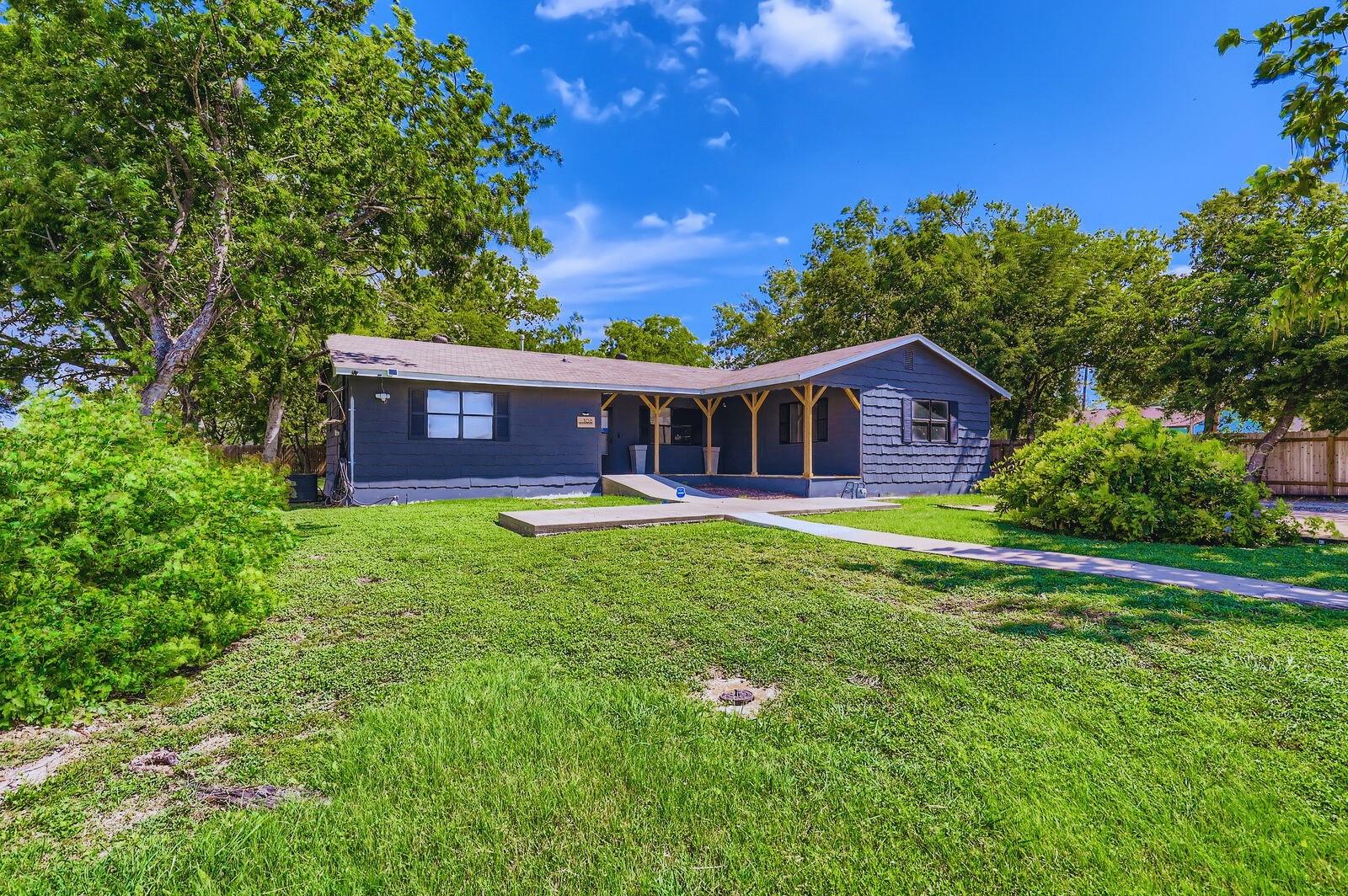 108 W Austin Ave, Hutto, TX 78634
