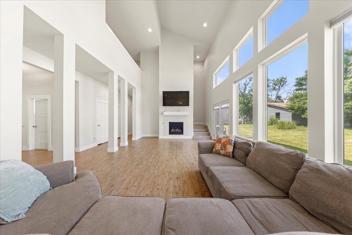 859 N Grimes St, Giddings, TX 78942