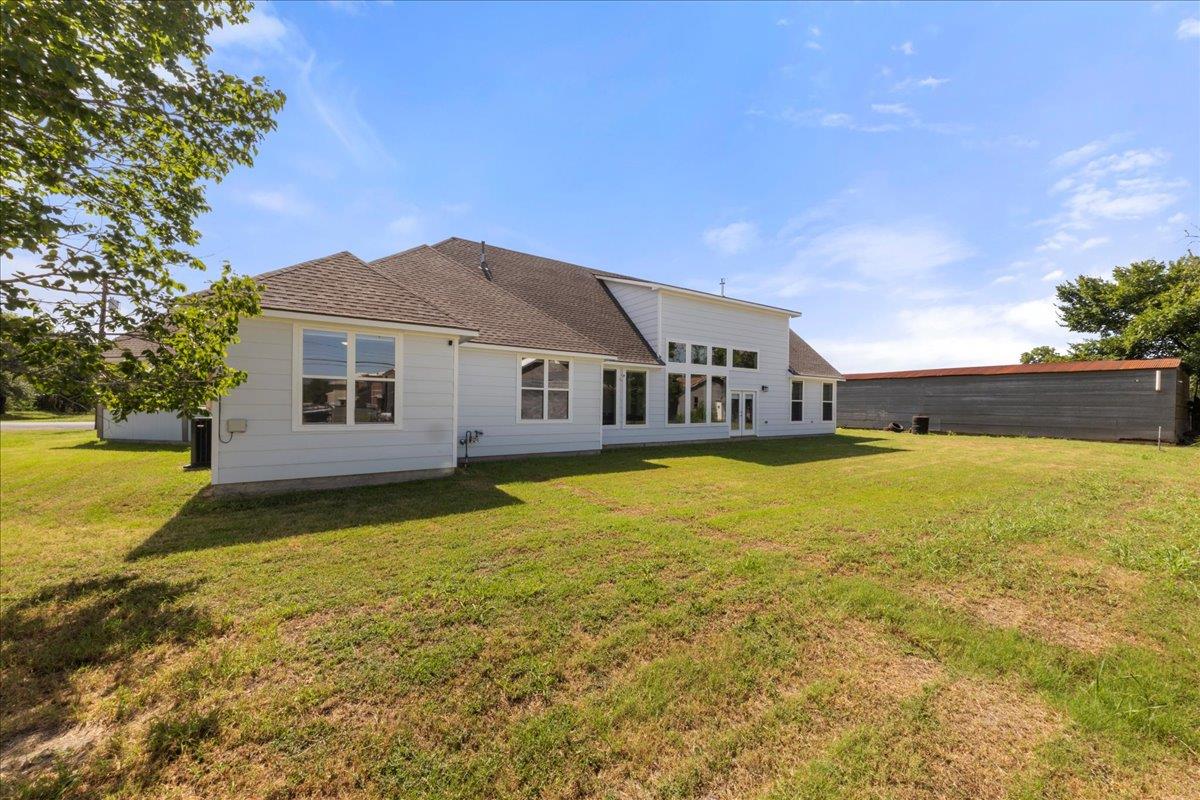 859 N Grimes St, Giddings, TX 78942