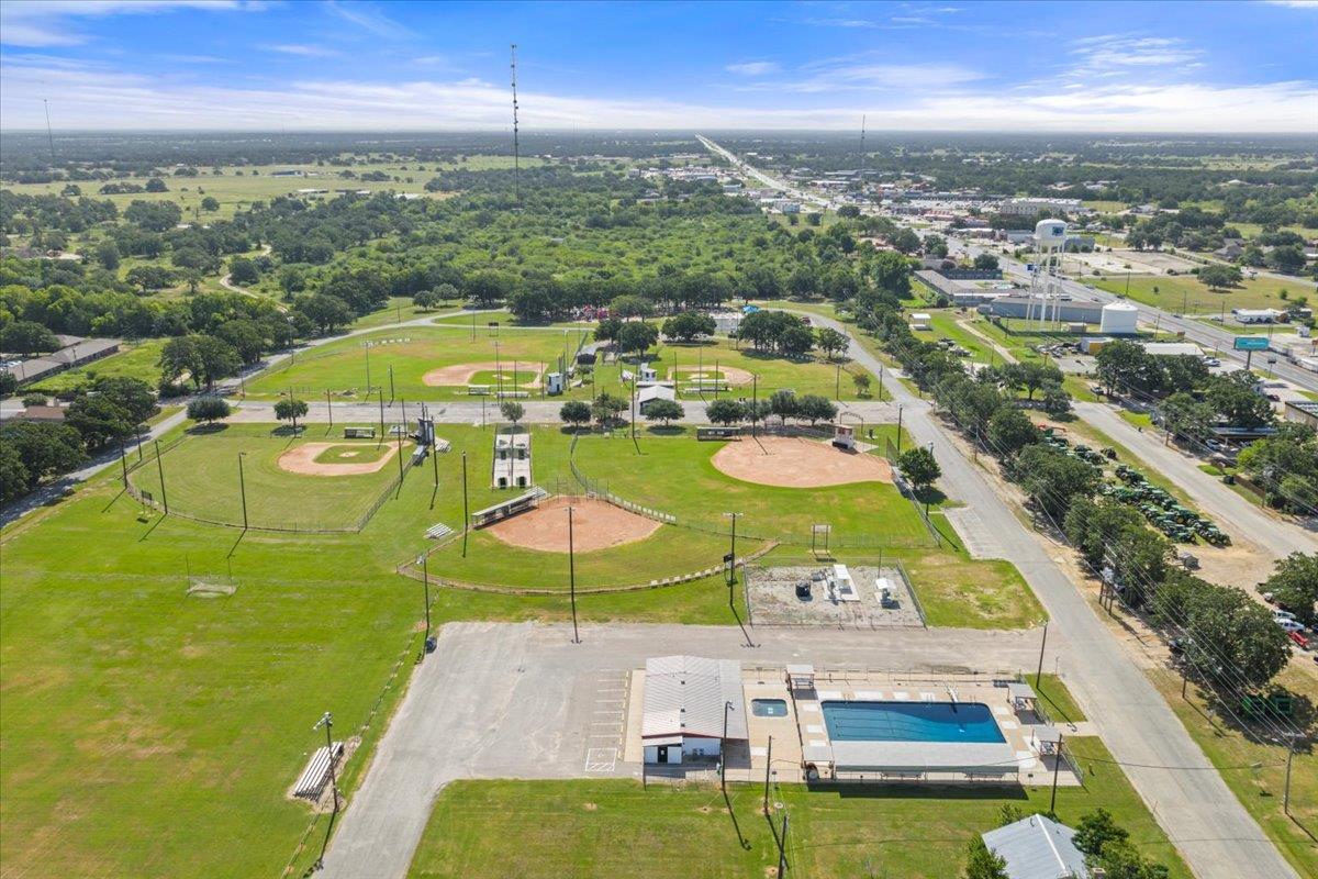 859 N Grimes St, Giddings, TX 78942
