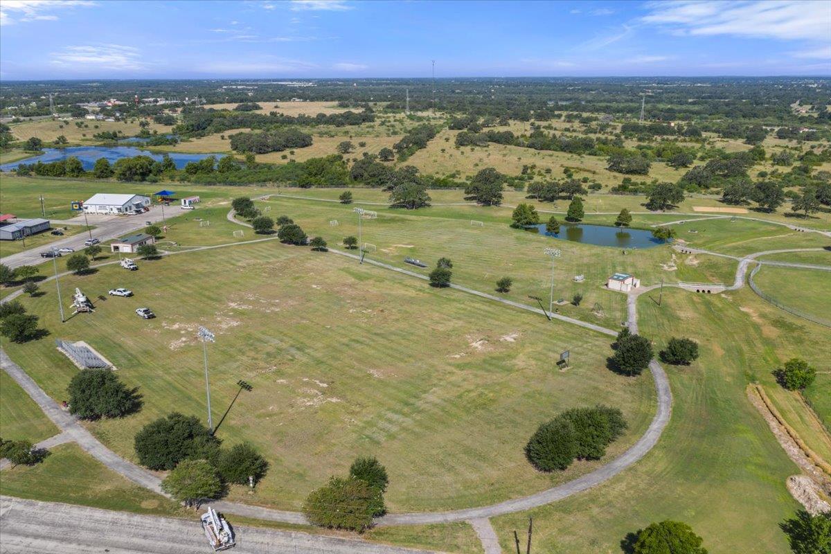 859 N Grimes St, Giddings, TX 78942