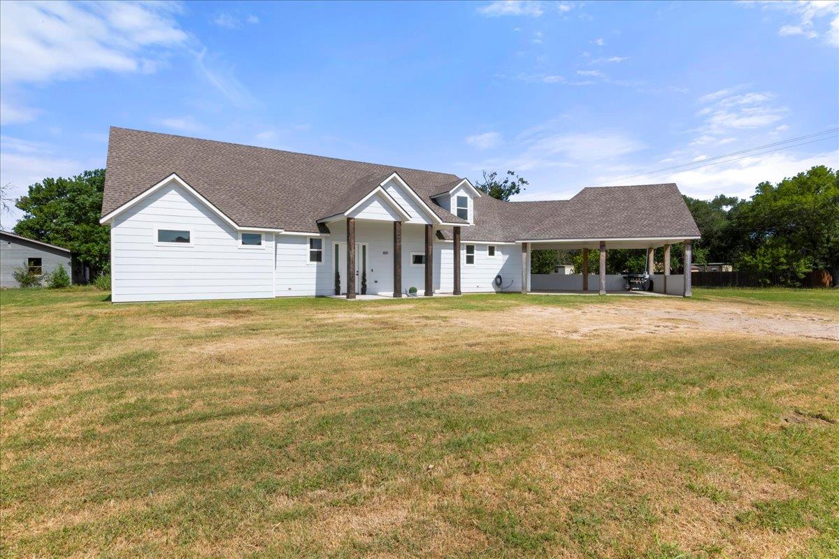 859 N Grimes St, Giddings, TX 78942
