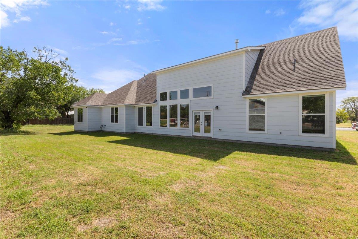 859 N Grimes St, Giddings, TX 78942