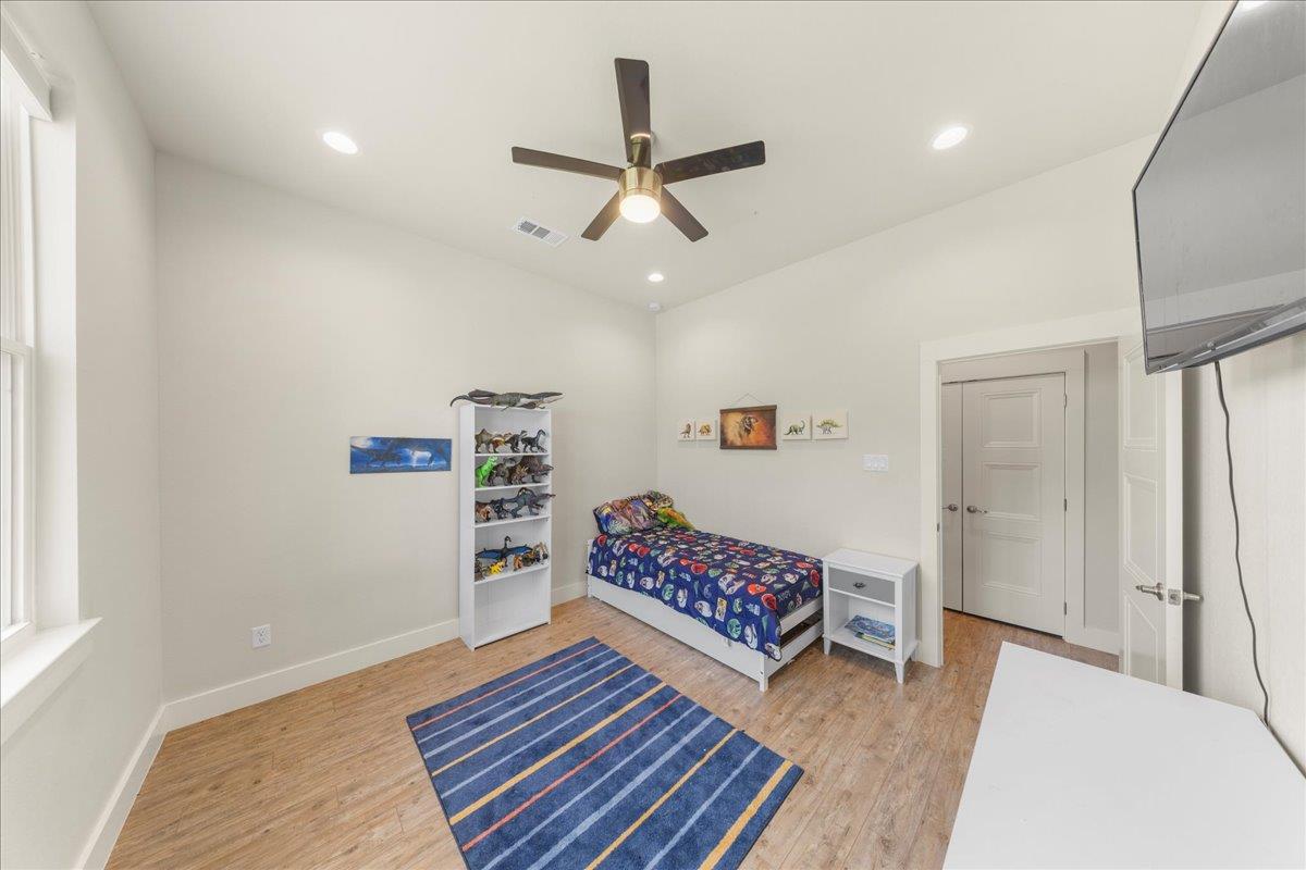 859 N Grimes St, Giddings, TX 78942