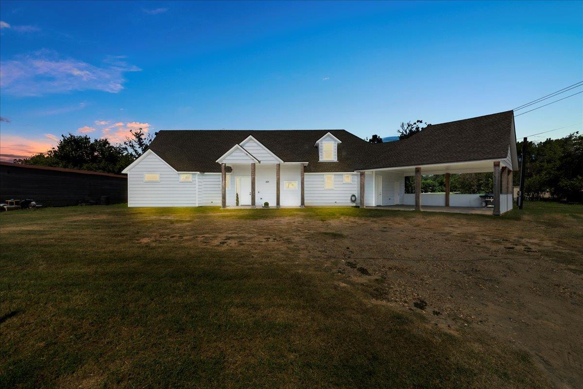 859 N Grimes St, Giddings, TX 78942