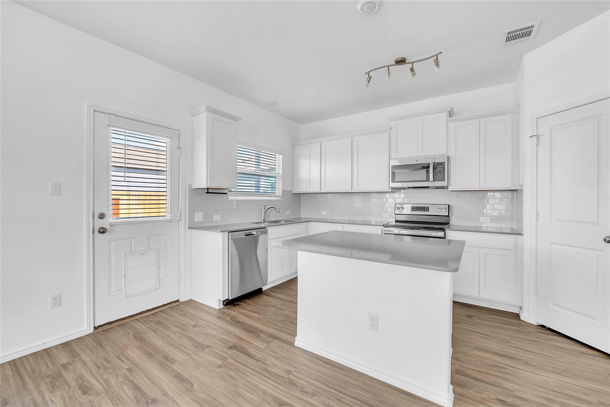 132 Bronco Billy Dr, Jarrell, TX 76537