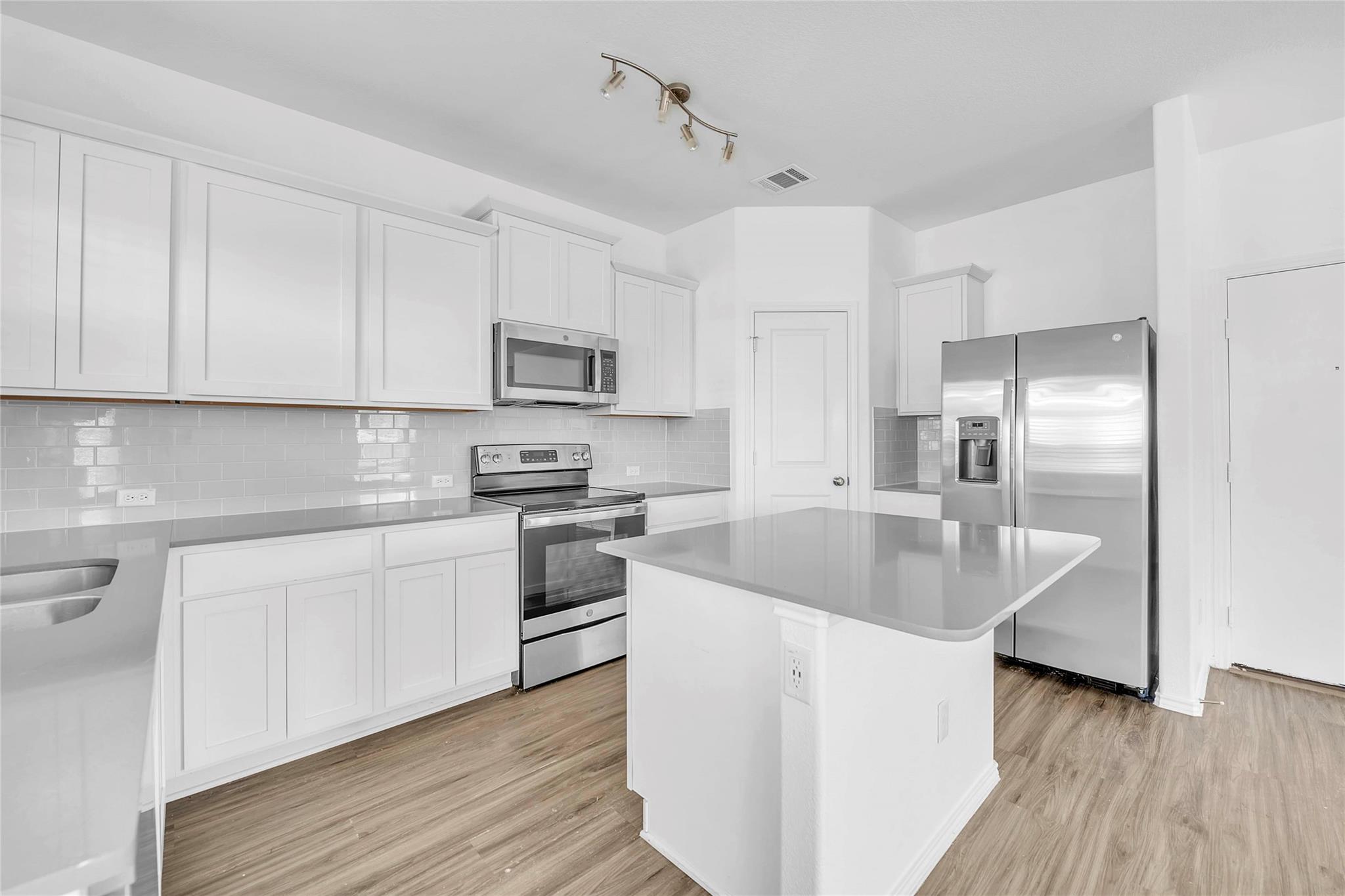 132 Bronco Billy Dr, Jarrell, TX 76537