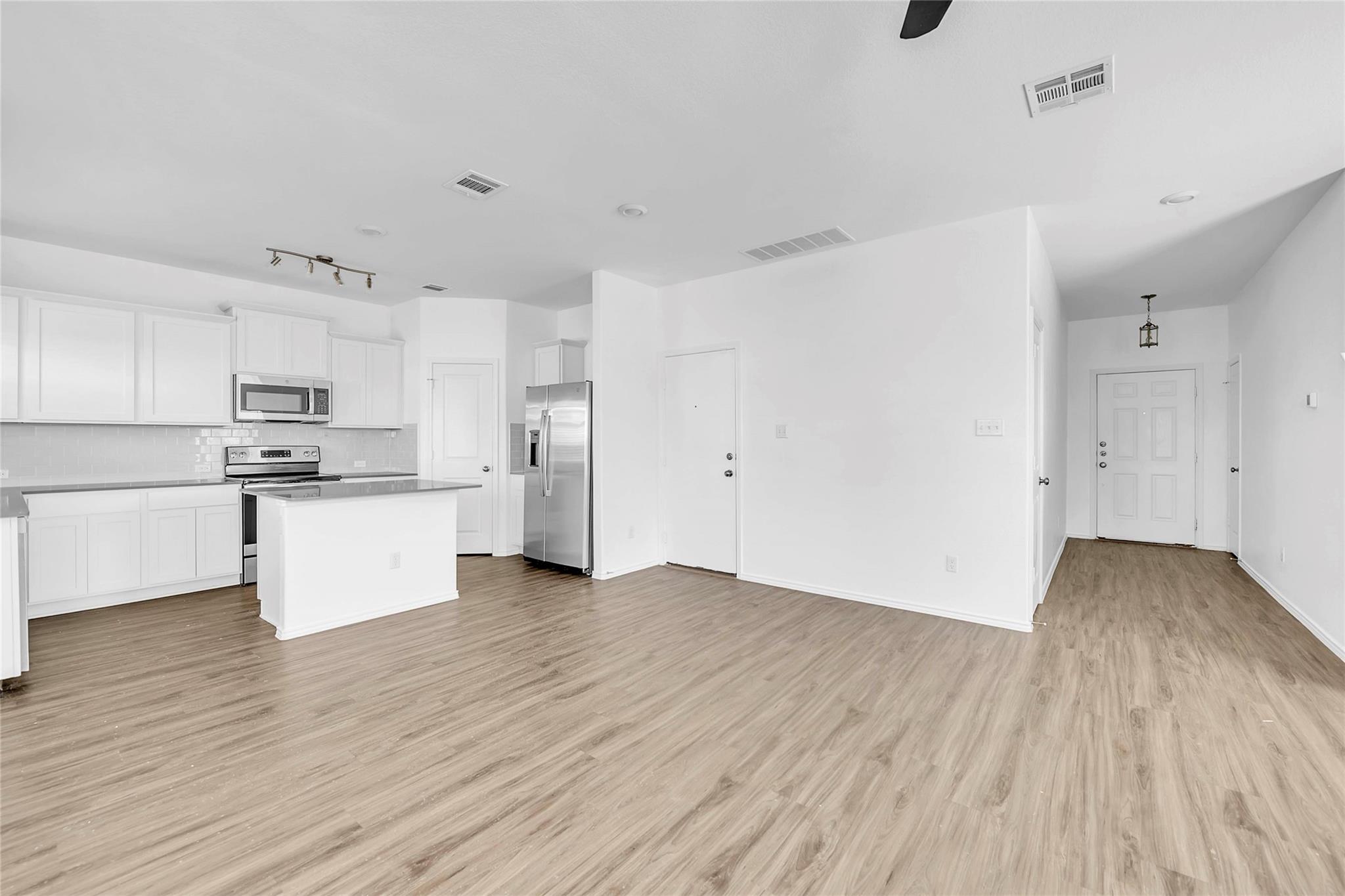 132 Bronco Billy Dr, Jarrell, TX 76537