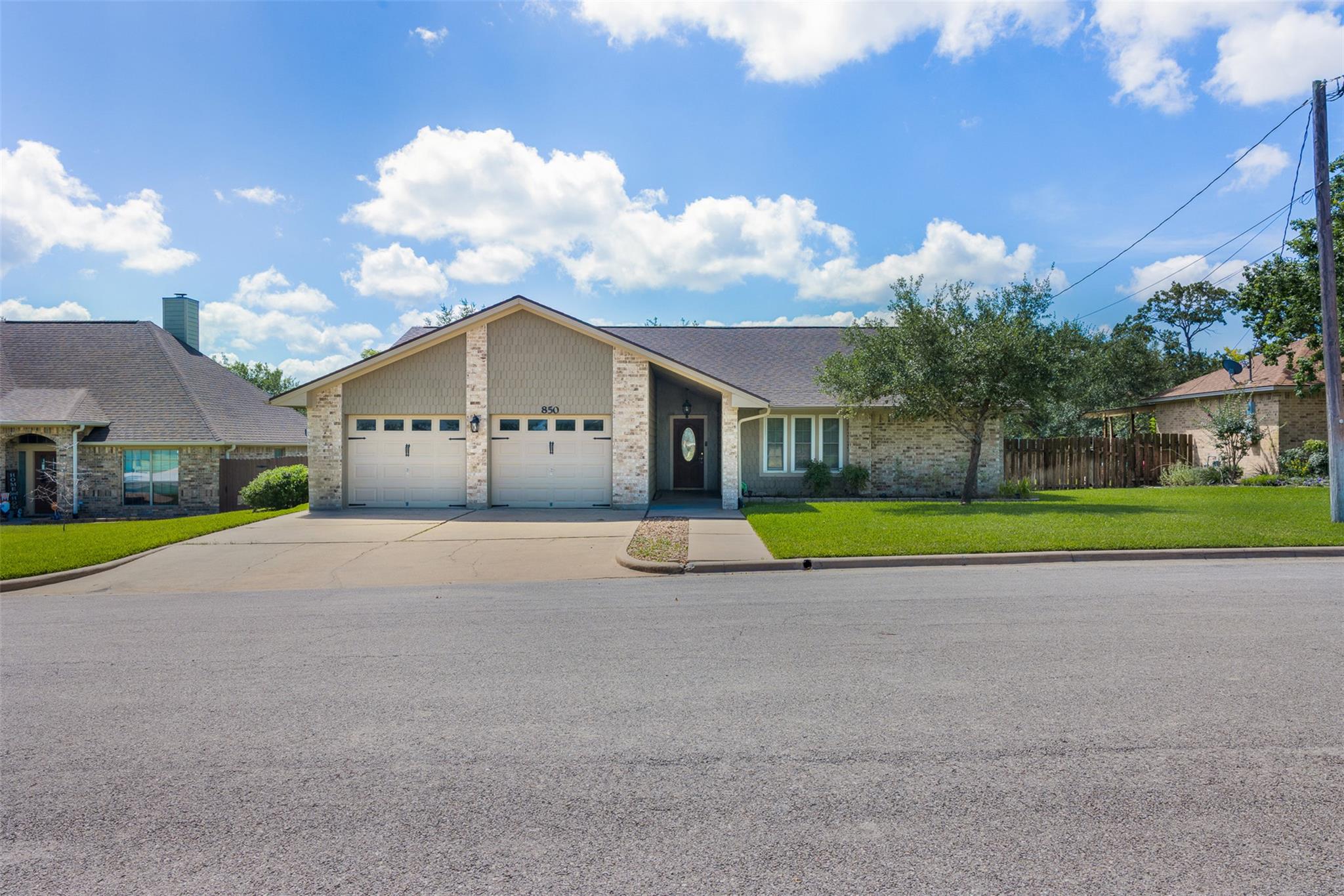850 Whispering Oaks Dr, Giddings, TX 78942