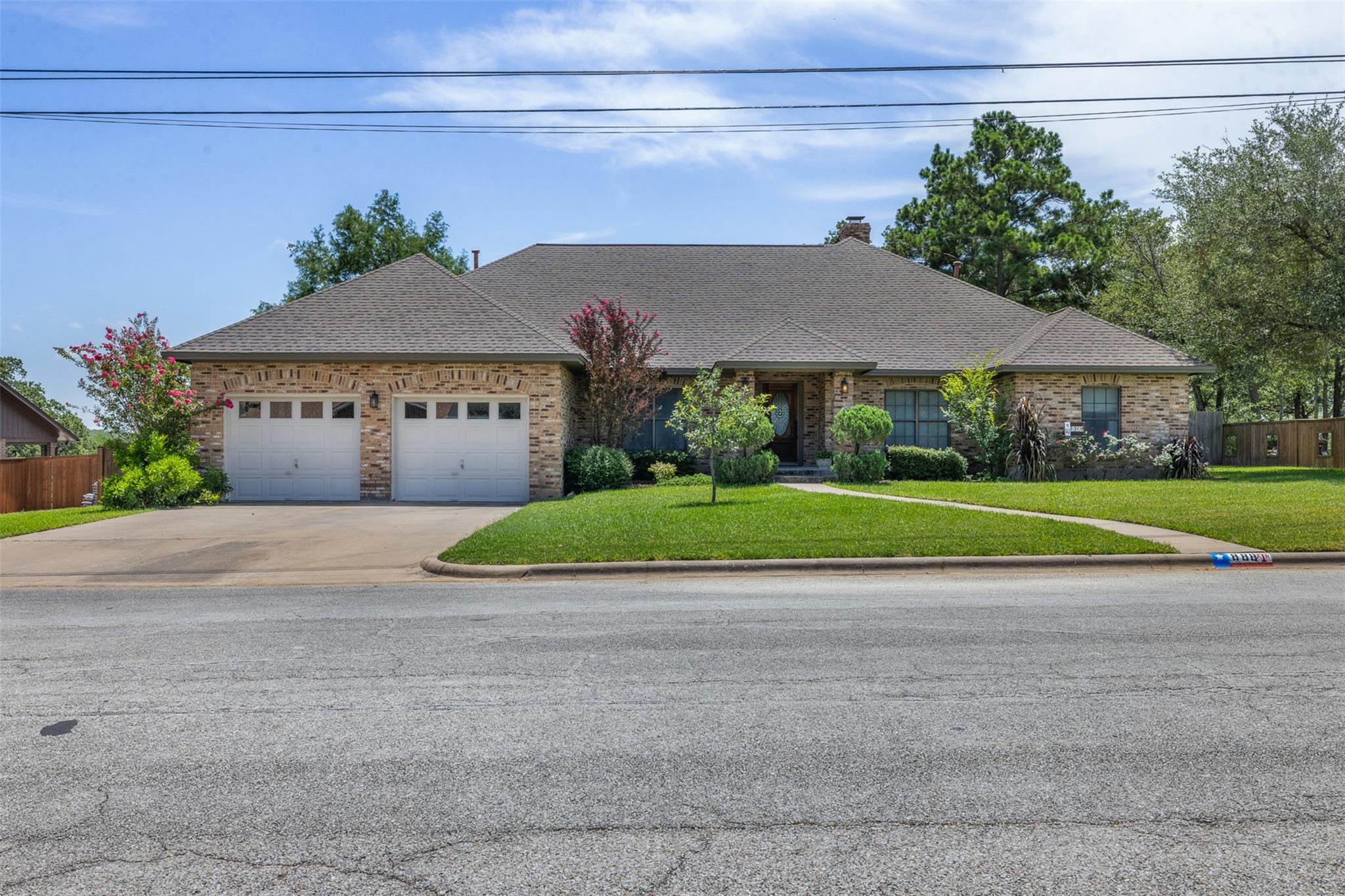 888 Acorn St, Giddings, TX 78942