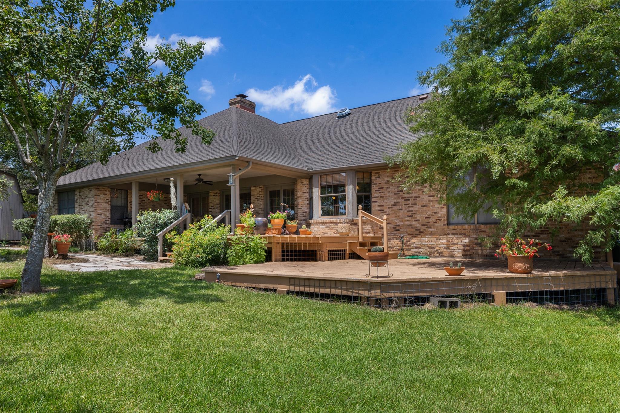 888 Acorn St, Giddings, TX 78942