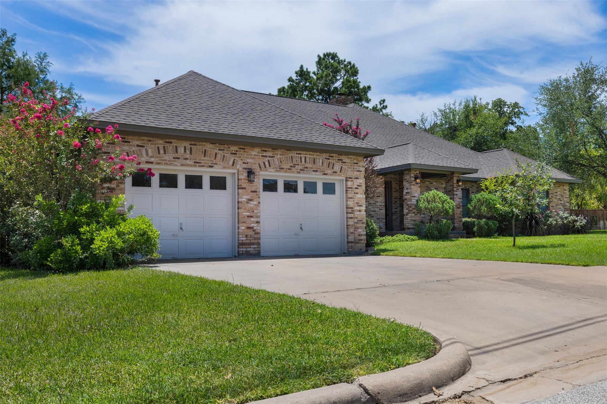 888 Acorn St, Giddings, TX 78942