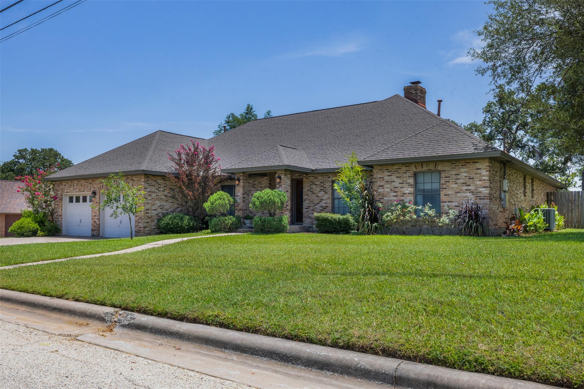 888 Acorn St, Giddings, TX 78942